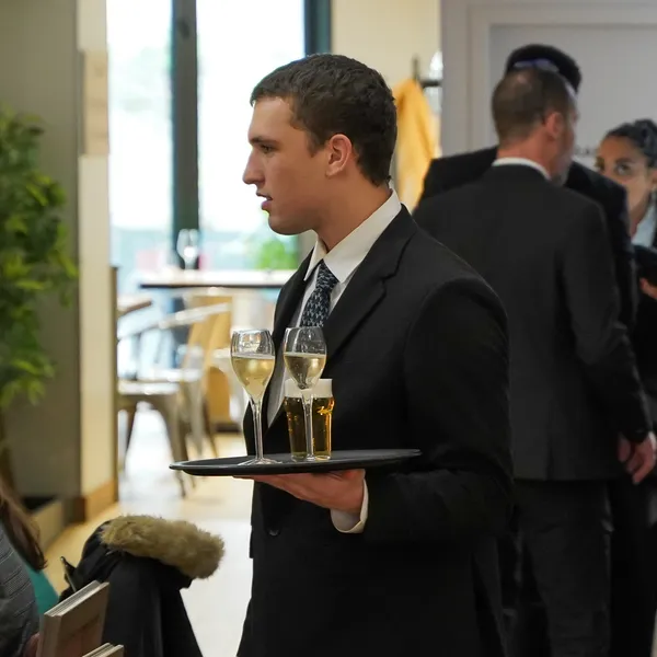 Un restaurant où les acteurs de votre expérience sont en formation